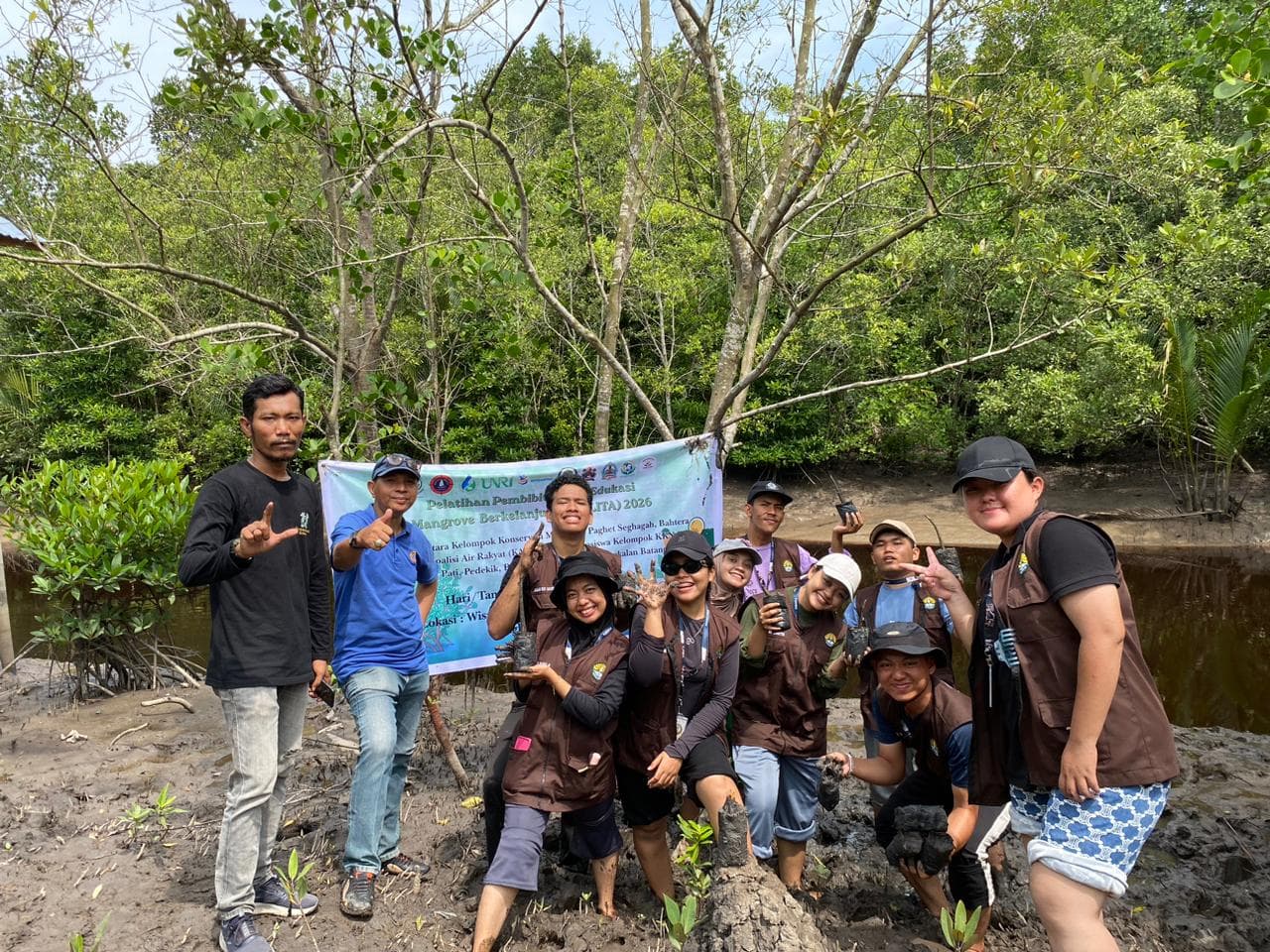 Tim KKN Universitas Riau dalam sesi Pelatihan Pembibitan dan Edukasi Mangrove Berkelanjutan (PELITA) 2026 di kawasan mangrove Desa Sebauk